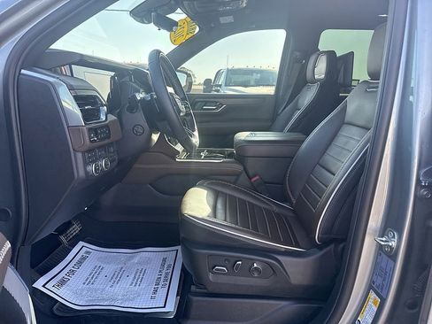 Used 2025 GMC Yukon XL Denali Ultimate image 9