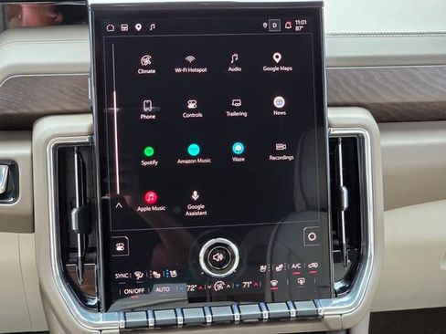 Used 2025 GMC Yukon Denali RWD image 12