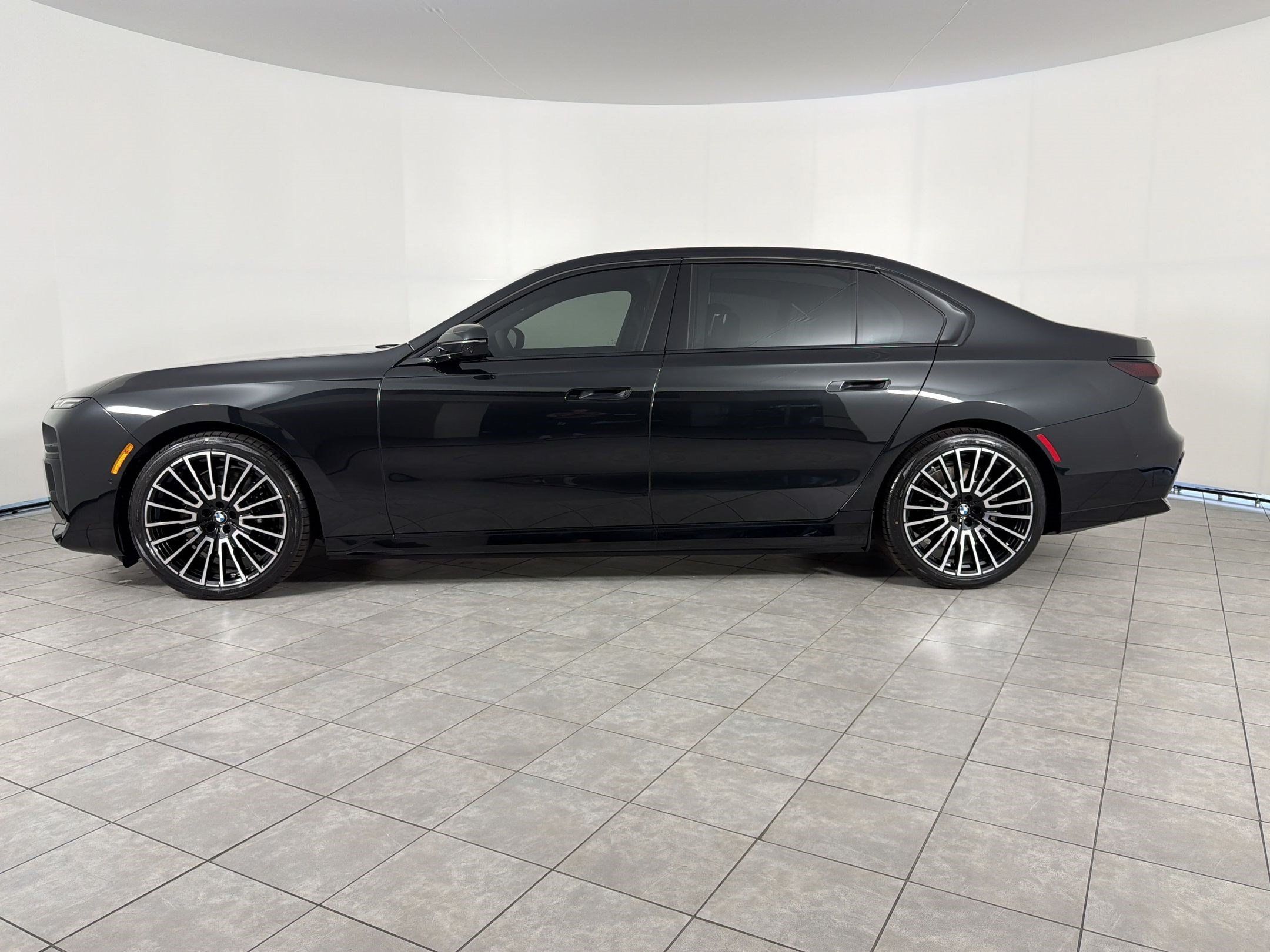 Used 2026 BMW i7 xDrive60 AWD/4WD image 2