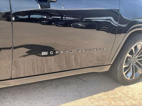 Used 2022 Jeep Grand Wagoneer Series III w/ Flexible Seating Group AWD/4WD image 30