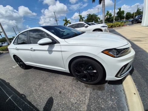 Used 2025 Volkswagen Jetta SE w/ Sunroof Package FWD image 2
