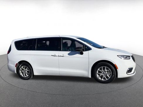 Used 2025 Chrysler Pacifica Select image 16
