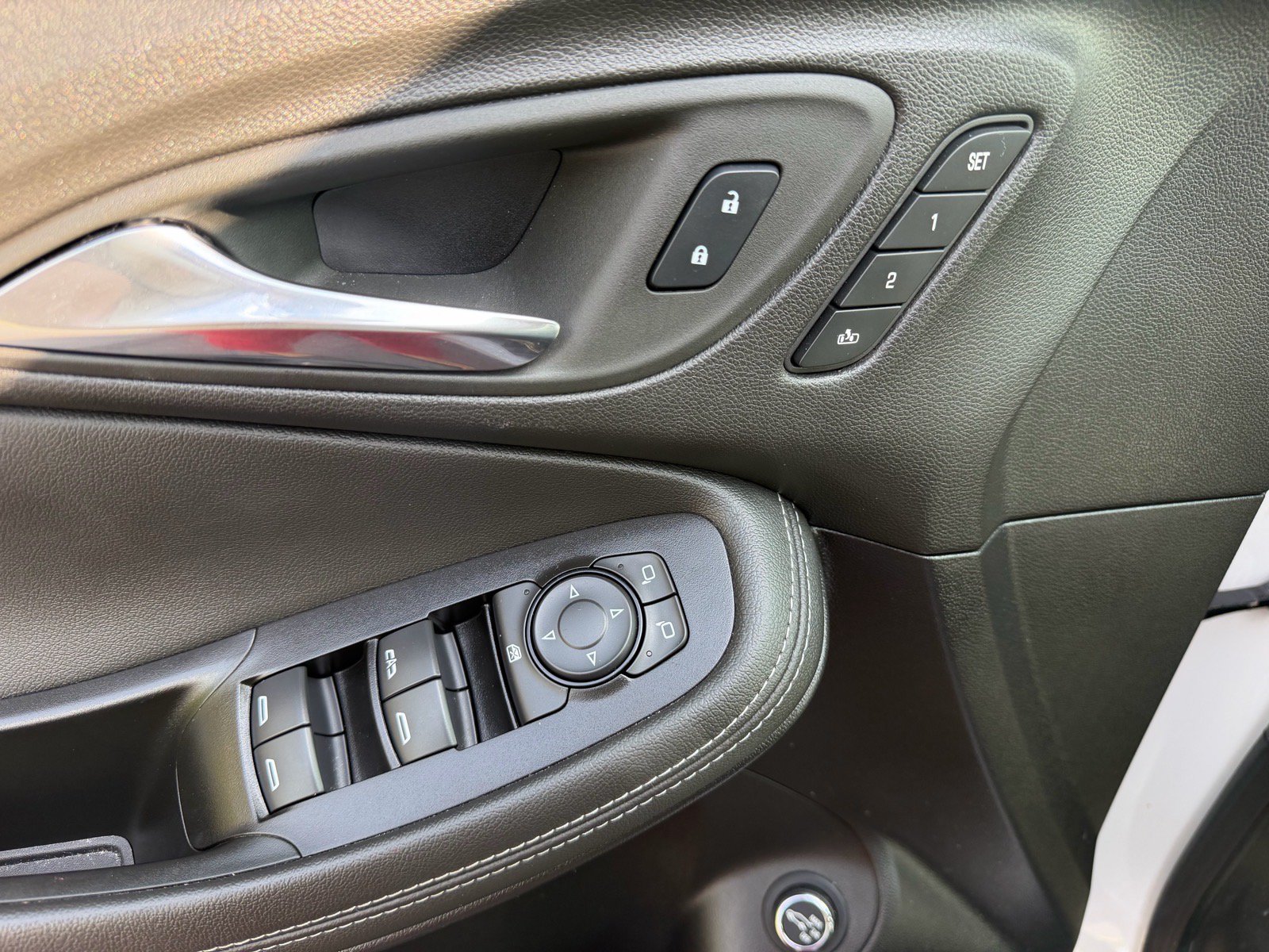 Used 2023 Buick Encore GX Essence w/ Experience Buick Package FWD image 21
