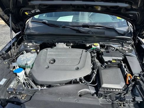 Used 2025 Volvo XC40 B5 Plus AWD/4WD image 12