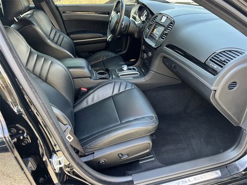 Used 2023 Chrysler 300 C image 10
