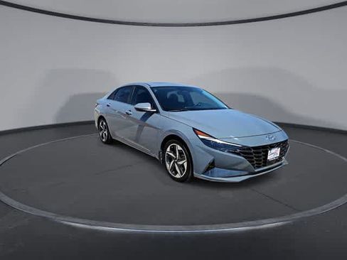 Used 2022 Hyundai Elantra Limited FWD image 2