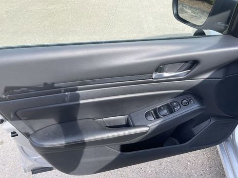 Used 2024 Nissan Altima 2.5 SV image 10