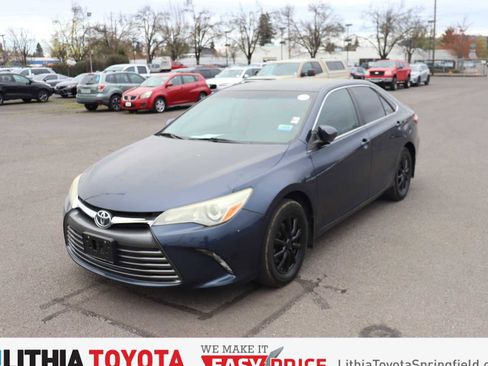 Used 2015 Toyota Camry LE image 1