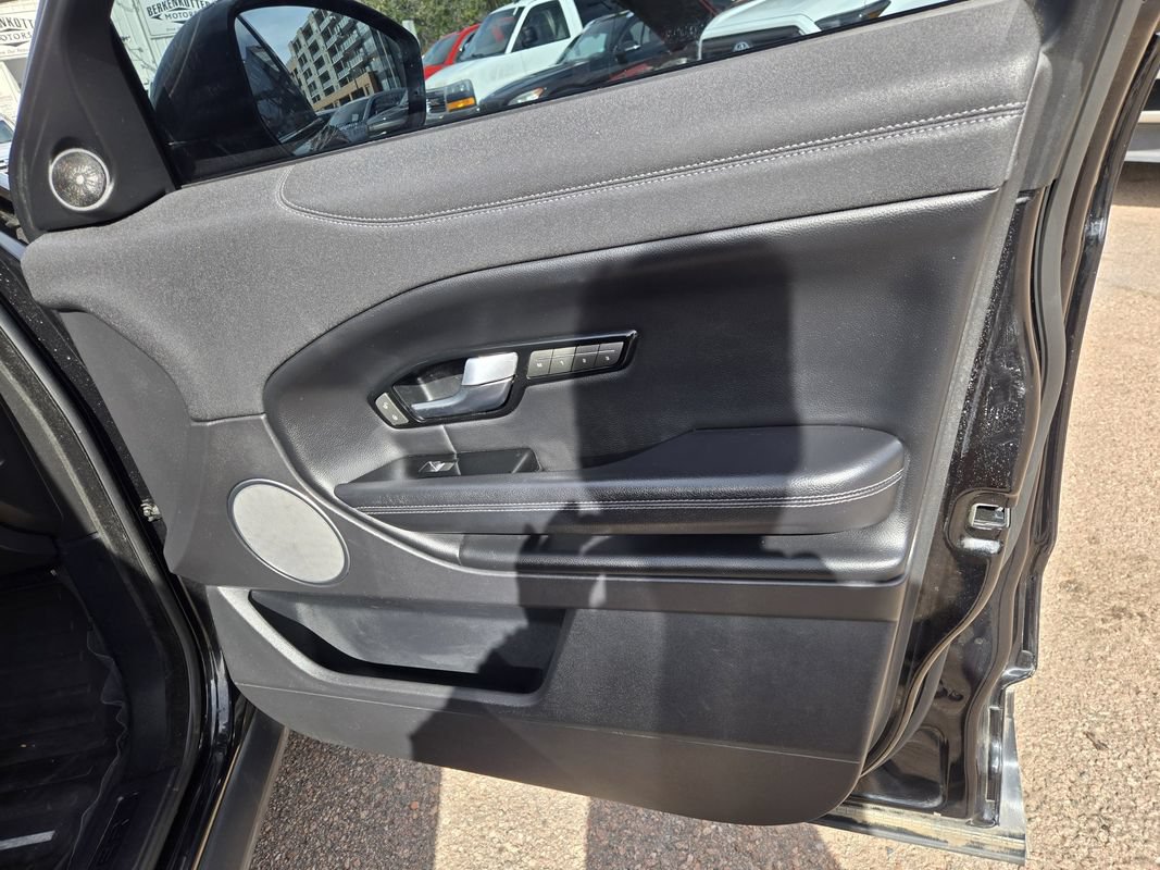 Used 2017 Land Rover Range Rover Evoque SE AWD/4WD image 31