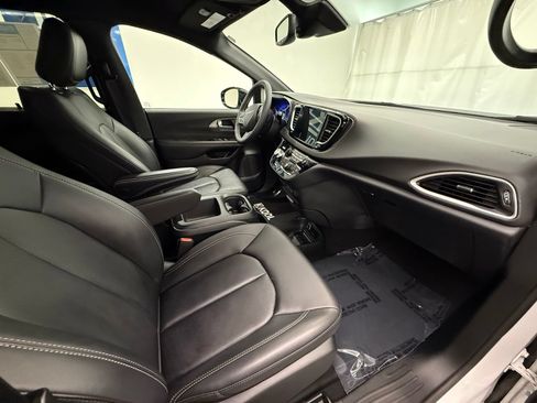 Used 2025 Chrysler Pacifica Select FWD image 8