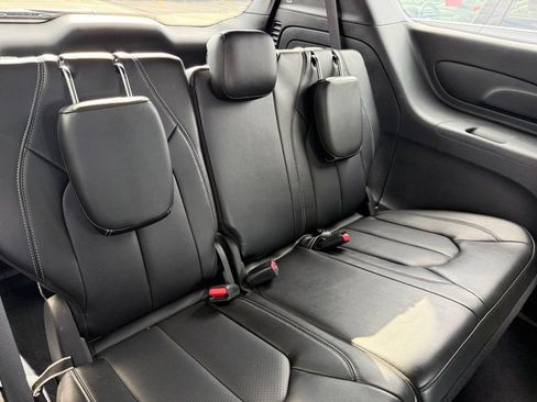 Used 2024 Chrysler Pacifica Limited FWD image 8