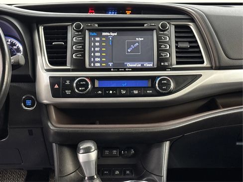 Used 2018 Toyota Highlander XLE image 19