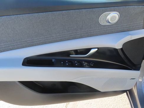 Used 2022 Hyundai Elantra Limited image 11