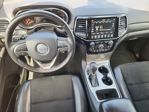 Certified 2021 Jeep Grand Cherokee Laredo X AWD/4WD image 9