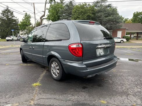Used 2005 Chrysler Town & Country Limited FWD image 2