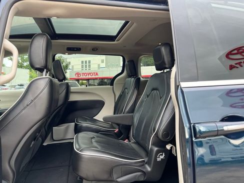 Used 2023 Chrysler Pacifica Limited image 27