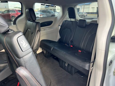 Used 2018 Chrysler Pacifica Touring-L FWD image 34