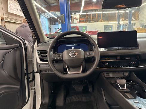 Certified 2025 Nissan Rogue SL FWD image 15