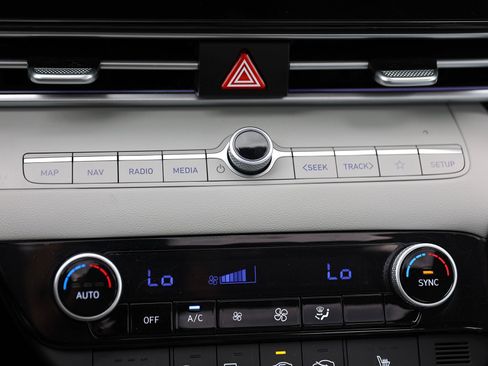 Certified 2025 Hyundai Elantra Limited FWD image 23