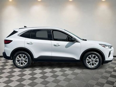 Used 2023 Ford Escape Active w/ Tech Pack #1 AWD/4WD image 2