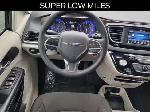 Used 2021 Chrysler Voyager L image 7