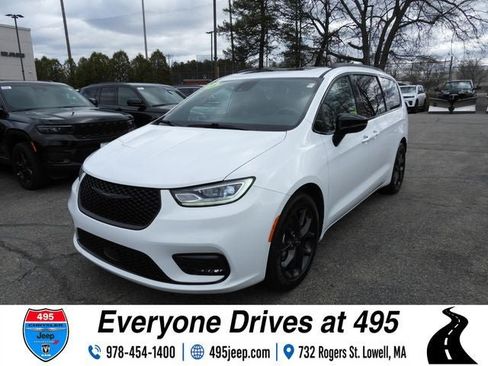 Used 2025 Chrysler Pacifica Limited FWD image 1