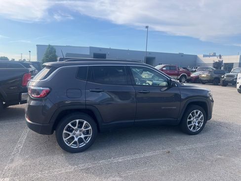 Used 2024 Jeep Compass Latitude w/ Sun and Sound Group AWD/4WD image 2