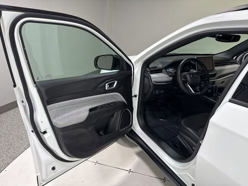 Used 2023 Jeep Compass Latitude image 7