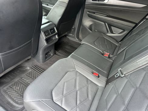 Used 2024 Volkswagen Atlas Cross Sport SE image 11