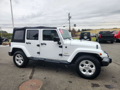Used 2013 Jeep Wrangler Unlimited Sahara w/ Connectivity Group image 17