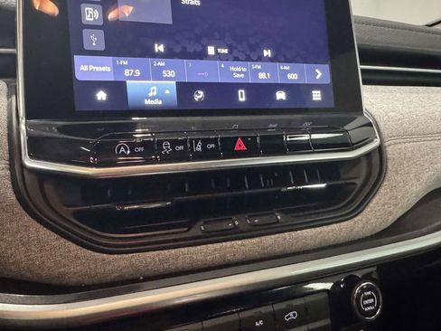 Used 2023 Jeep Compass Latitude w/ Sun and Sound Group AWD/4WD image 25