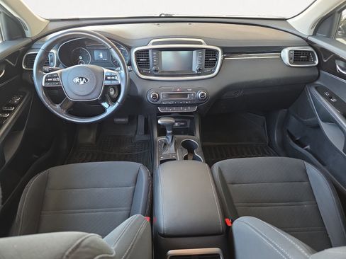 Used 2019 Kia Sorento S image 2