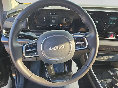 Used 2026 Kia Carnival FWD image 30
