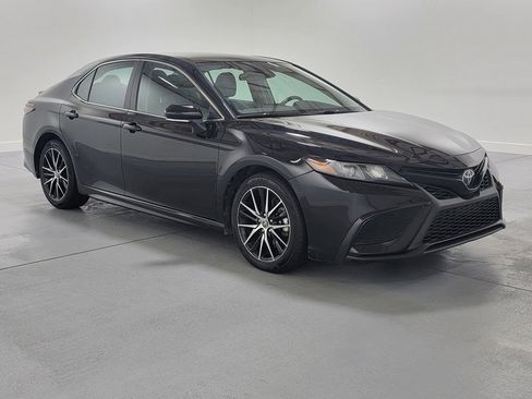 Used 2023 Toyota Camry SE image 2
