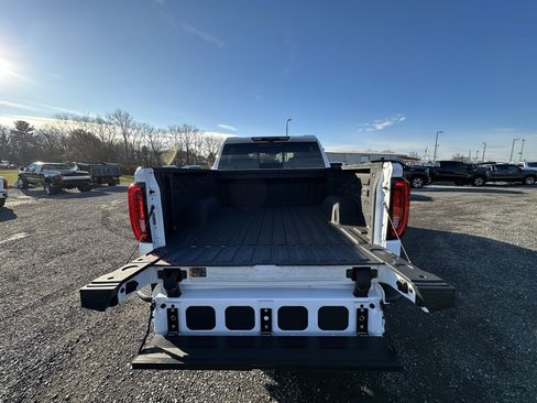 Used 2024 GMC Sierra 1500 AT4 w/ Technology Package image 8