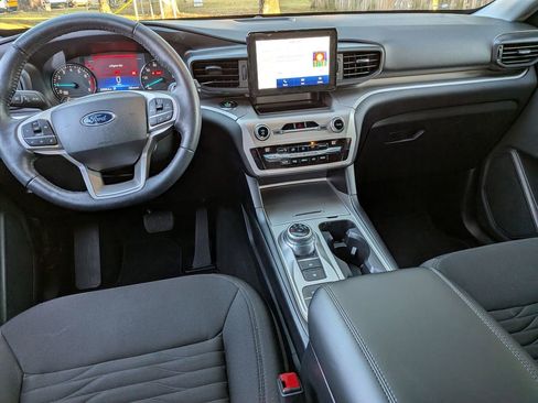 Used 2021 Ford Explorer XLT image 29