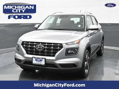 Used 2024 Hyundai Venue SEL image 1