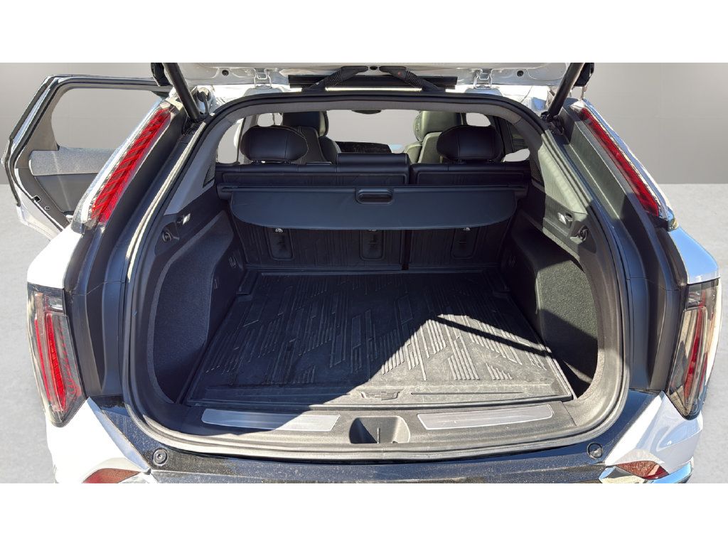 Certified 2025 Cadillac Optiq Luxury 2 w/ LPO, Floor Liner Package AWD/4WD image 27