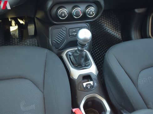 Used 2017 Jeep Renegade Sport image 17