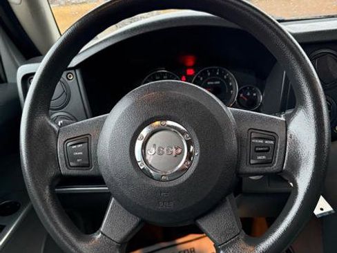 Used 2007 Jeep Commander Sport image 11