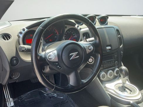 Used 2020 Nissan 370Z Coupe RWD image 9
