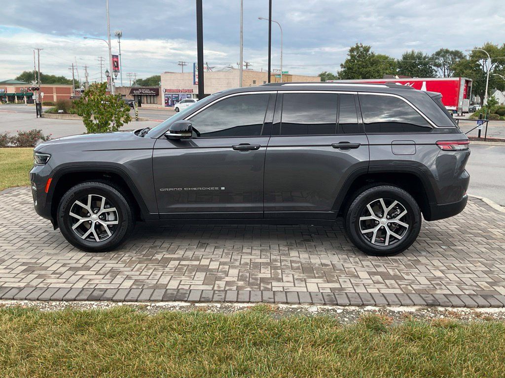 Used 2023 Jeep Grand Cherokee Limited w/ Luxury Tech Group II AWD/4WD image 6