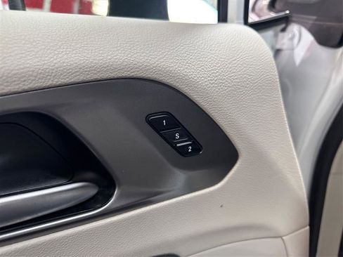 Used 2023 Chrysler Pacifica Touring-L image 21