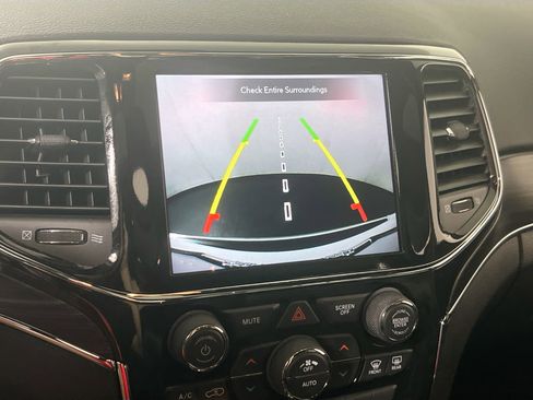 Used 2022 Jeep Grand Cherokee Limited image 14