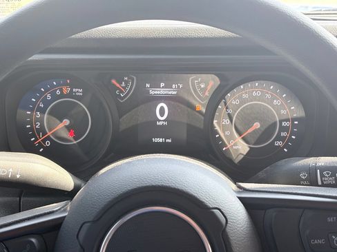 Used 2025 Jeep Gladiator Sport AWD/4WD image 8