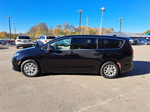 Used 2024 Chrysler Pacifica Touring-L image 2