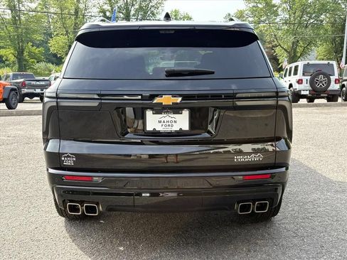 Used 2025 Chevrolet Traverse High Country FWD image 6