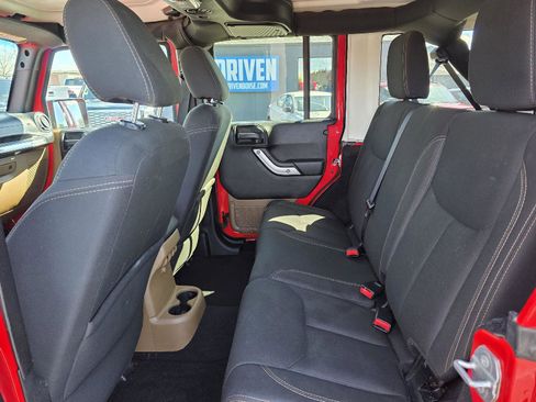 Used 2016 Jeep Wrangler Unlimited Rubicon w/ Connectivity Group image 11