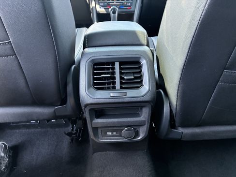 Used 2024 Volkswagen Tiguan SE image 16