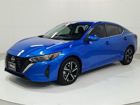 Used 2025 Nissan Sentra SV image 3